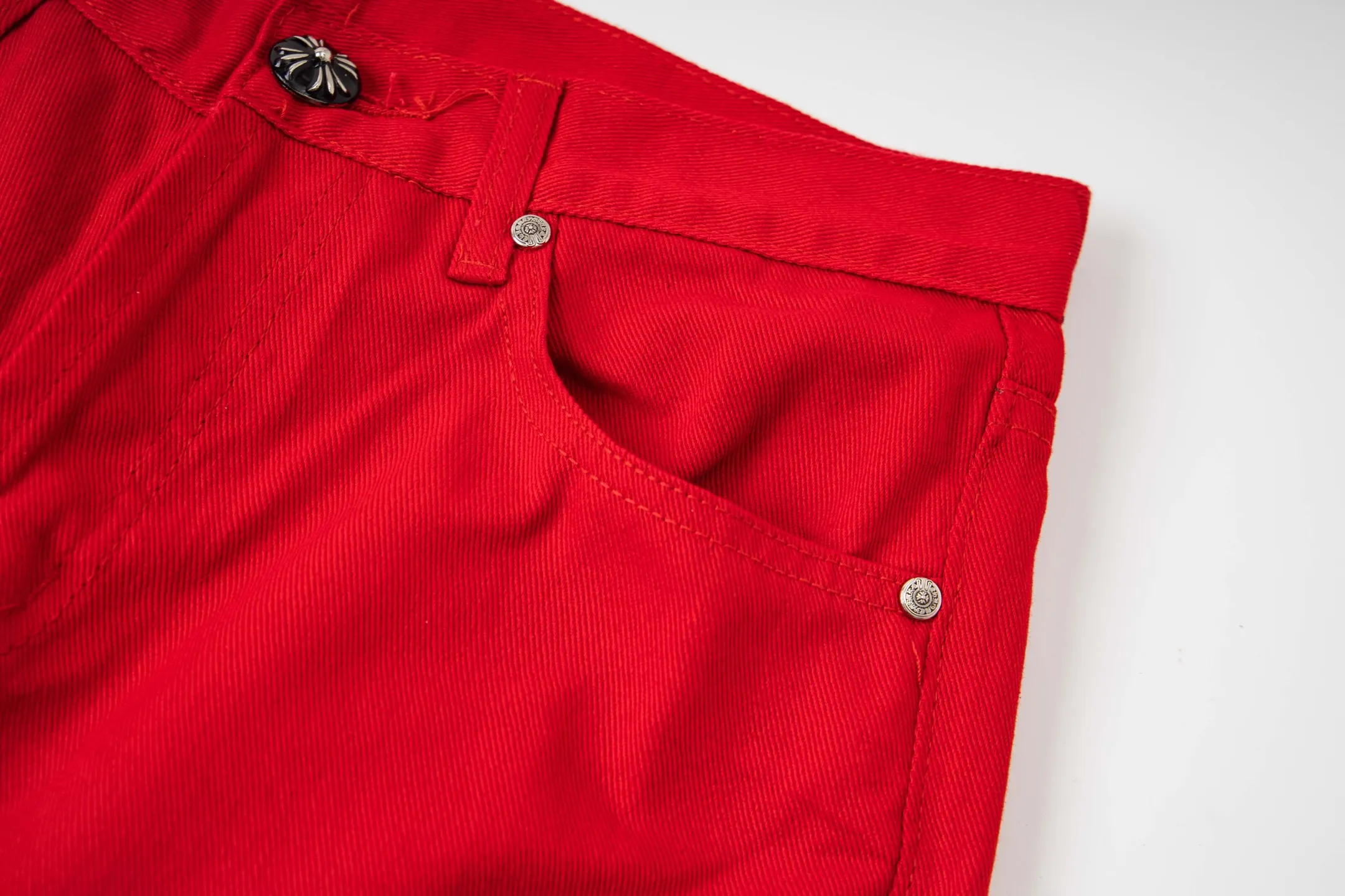 P260 CHROME HEARTS 25ss dopamine Chinese red cross leather washed jeans - Full of exploring the ultimate in fashion, Chrome Hearts' new Chrome Hearts pants not only present a unique style, but the fresh ice blue color looks particularly youthful and energetic. The mid-high waist design is paired with a lazy and casual style, which not only shows long legs but also maintains a casual feel. It is a must-have fashion choice for trendy men and trendy women. Style No.: 1789 Color: Dopamine Red Size: 28 30 32 34
